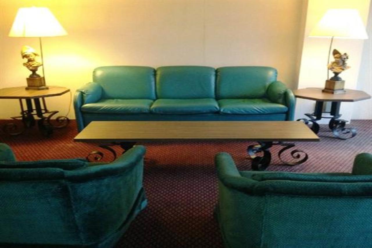 Aurora Fox Valley Inn Εξωτερικό φωτογραφία